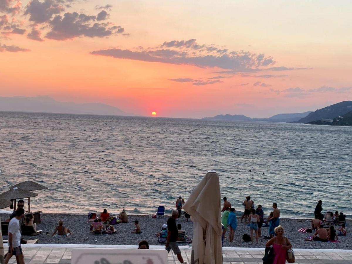 Grace Seaside Apartman Lutráki Kültér fotó